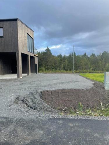Ferdigstilt grunnarbeid, gårdsplass og plen